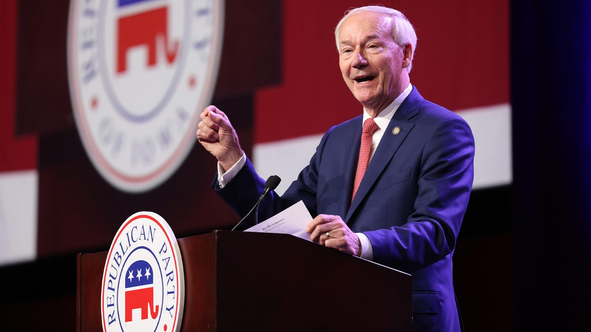 White House Apologizes To Asa Hutchinson For DNC Joke About End Of His ...