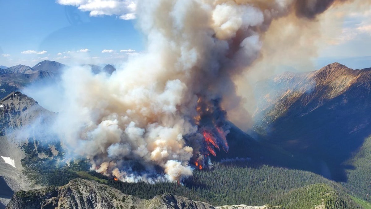 Gran columna de humo de los incendios forestales en Canadá