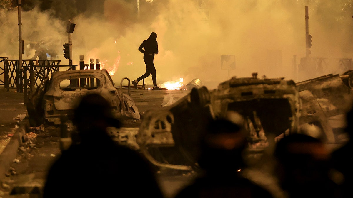 Rioters and debris in Frances streets