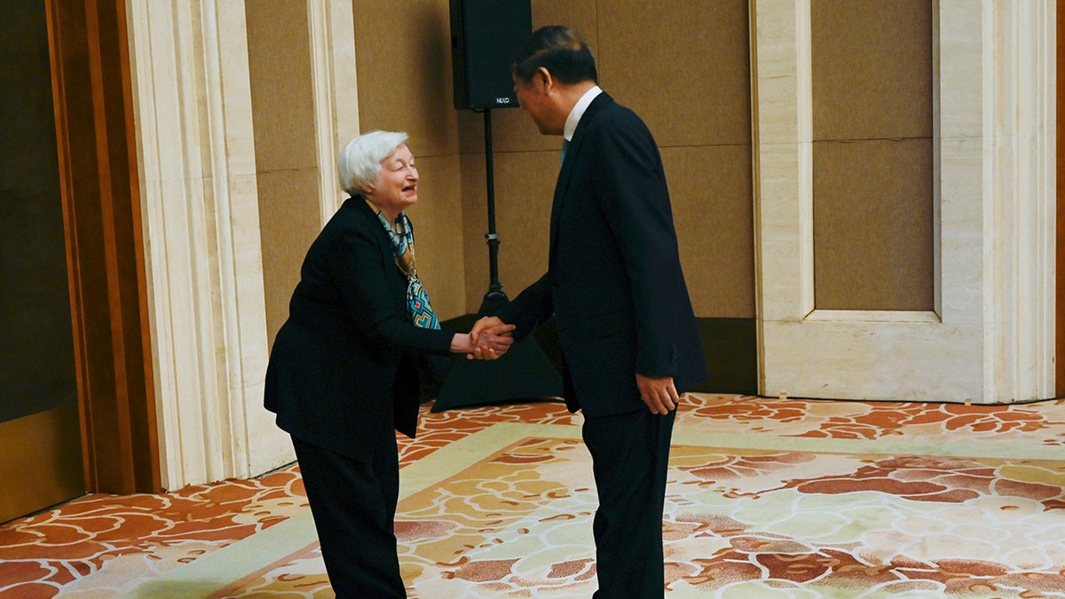 Yellen bows to Chinese vice premier in Beijing