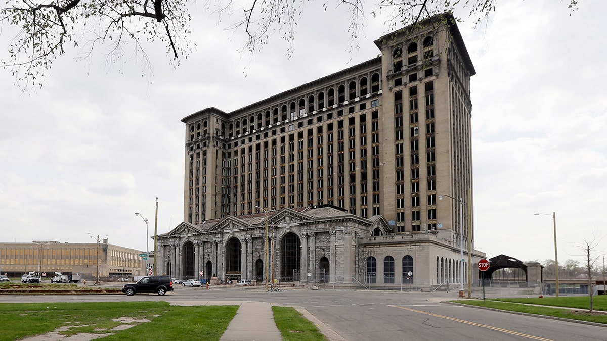 New 685-foot tall tower