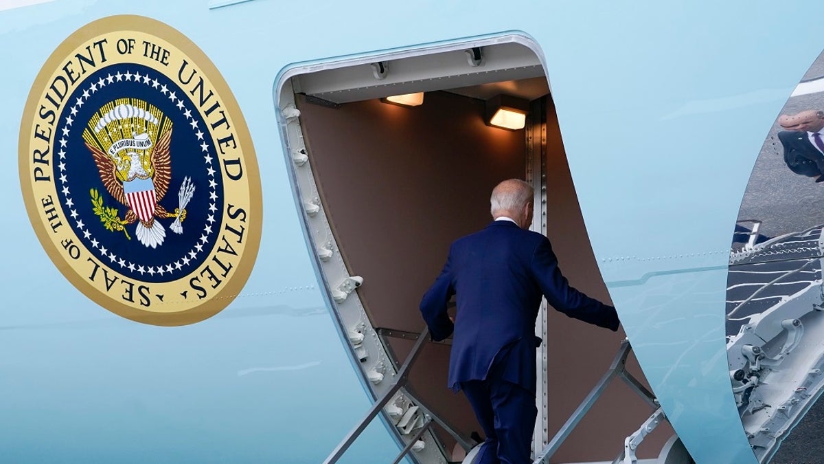 Biden Stumbles Trying To Board Air Force One Following Leaders Summit ...