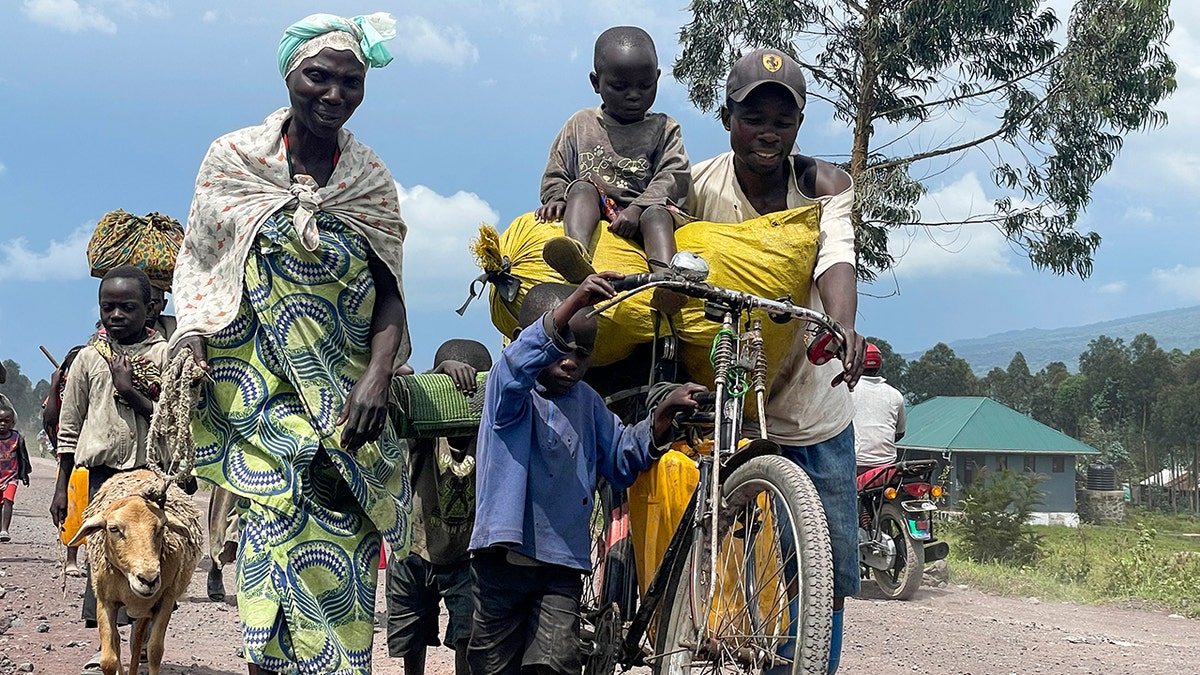  Residents flee fighting between M23 rebels and Congolese