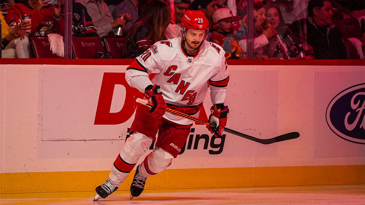 Sebastian Aho skates
