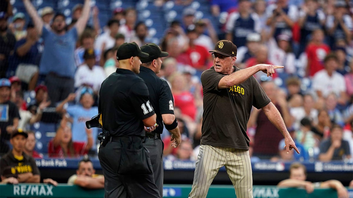 Bob Melvin argues call