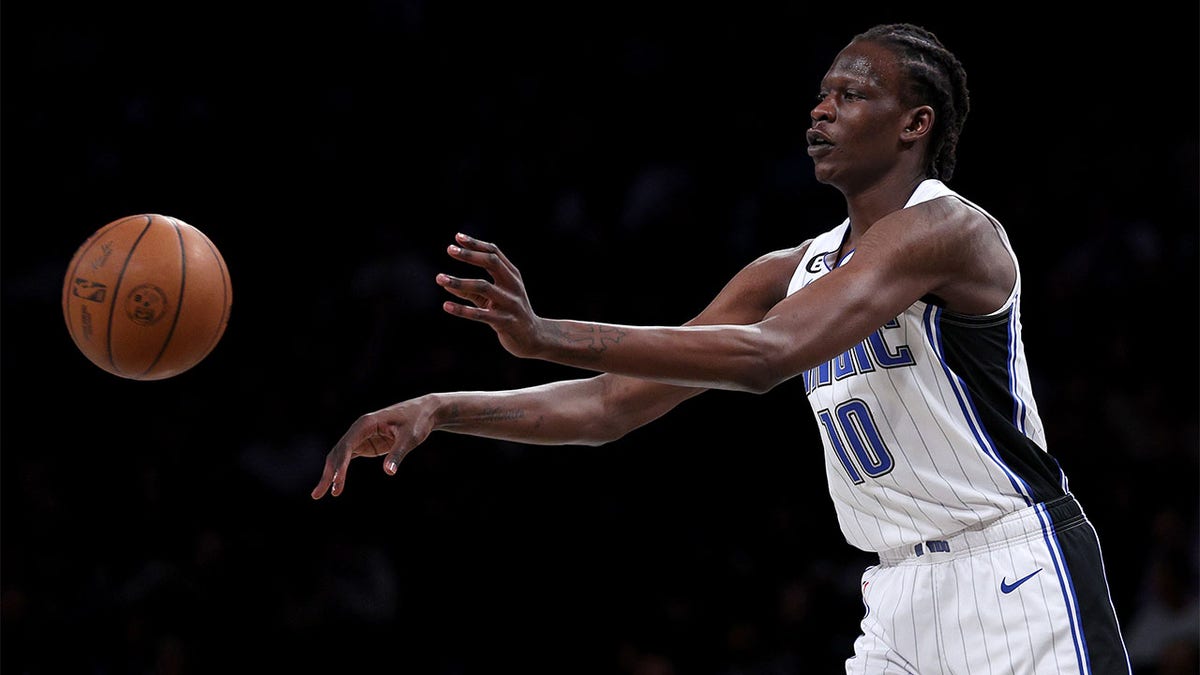 Bol Bol passes ball