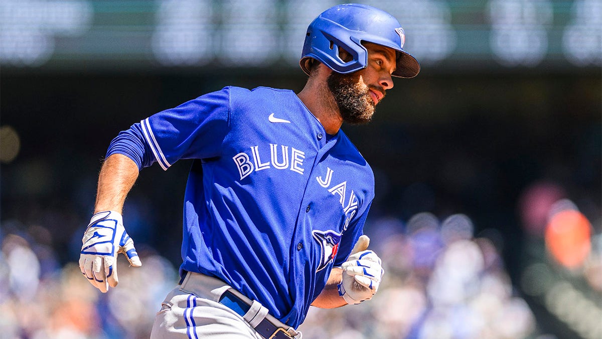 Mariners use 5-run inning to rally past Blue Jays for wild 9-8 victory -  The Columbian