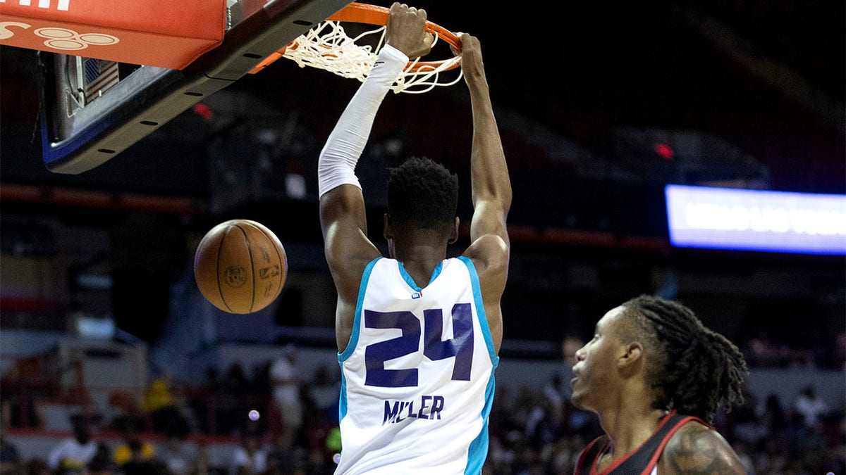 Brandon Miller dunks