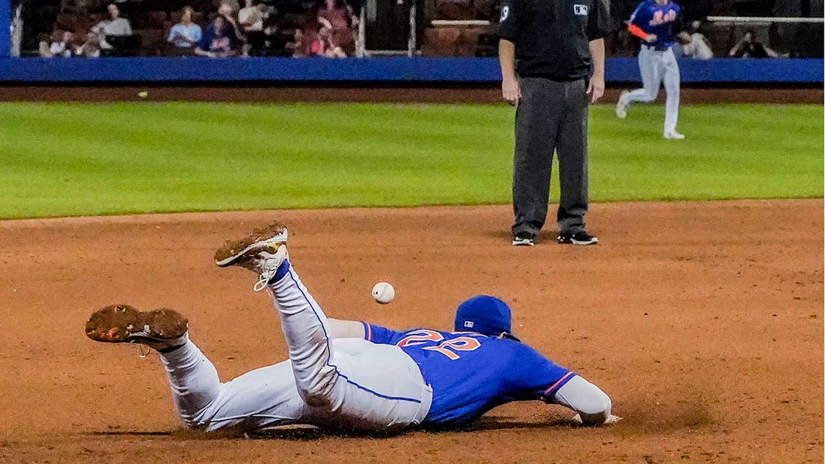Mets' Brett Baty misses easy pop up at crucial moment, Dodgers pile on to  secure win