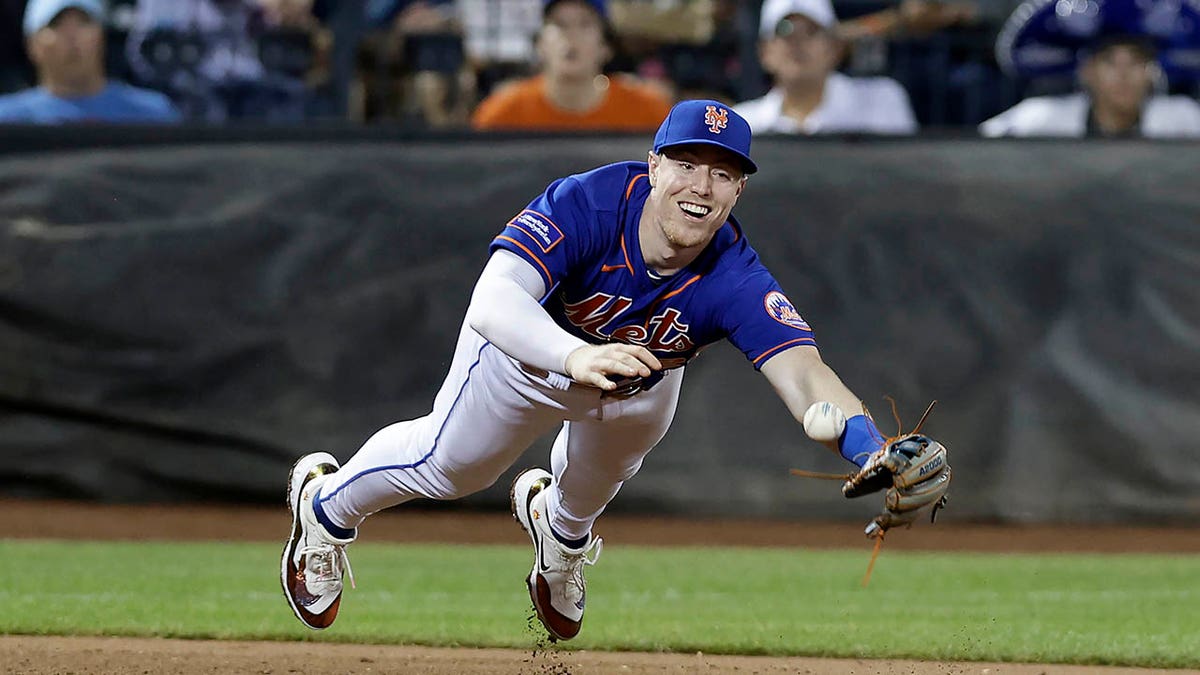 Mets' Brett Baty misses easy pop up at crucial moment, Dodgers