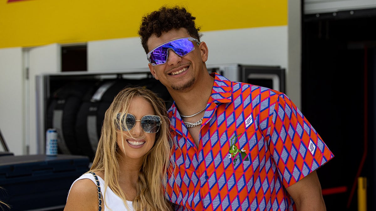 Patrick Mahomes and Brittany Mahomes pose for picture
