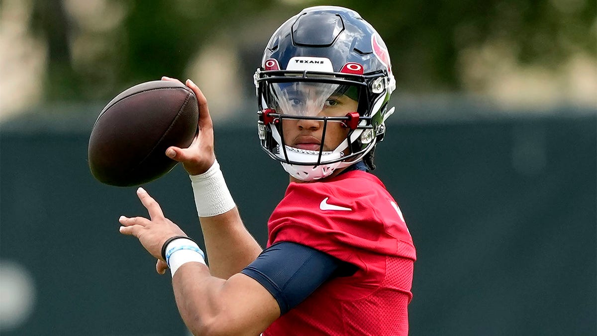 CJ Stroud throws pass