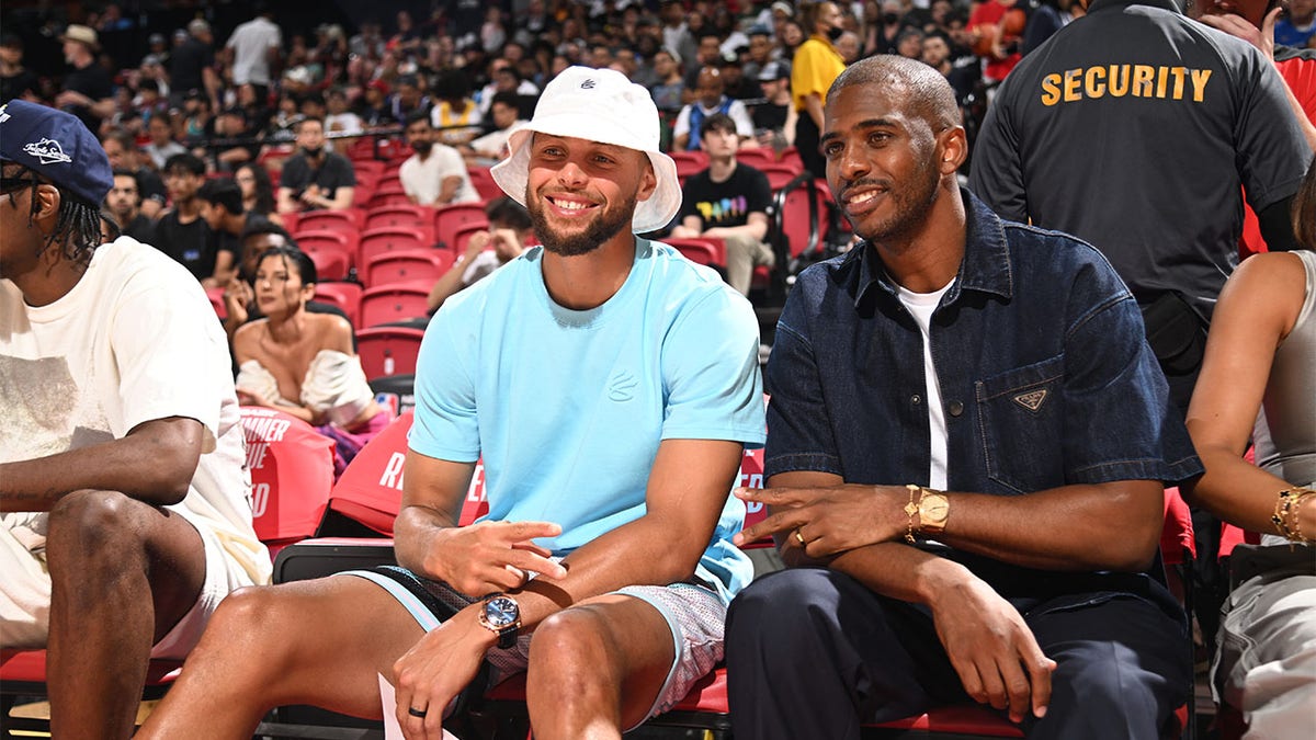 Steph Curry and Chris Paul pose