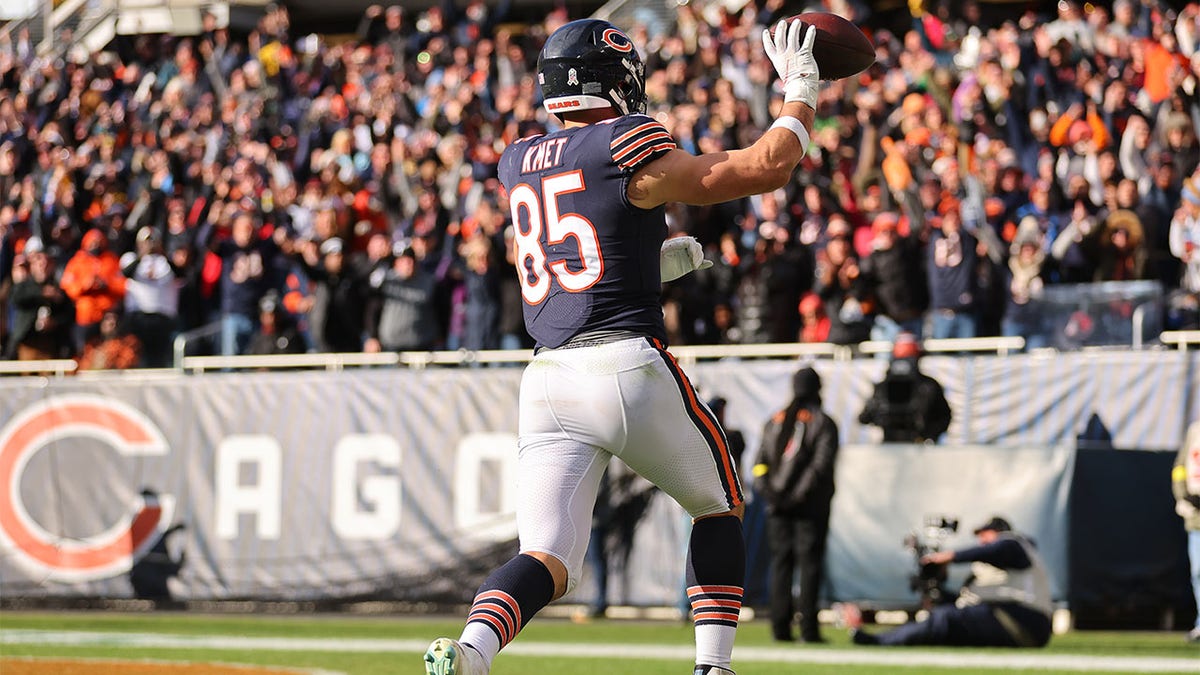 Chicago Bears tight end Cole Kmet (85) runs against the New York