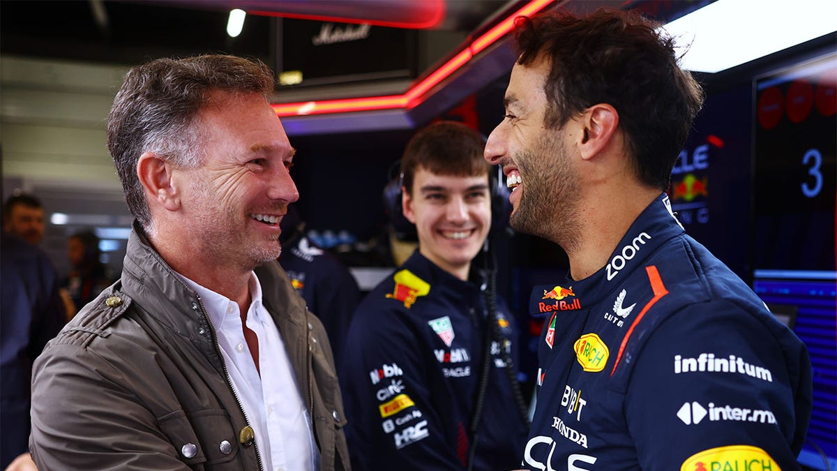 Daniel Ricciardo speaks with Christian Horner