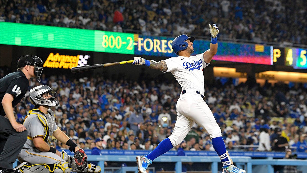 J.D. Martinez drives in five runs as Dodgers beat Cubs – Orange