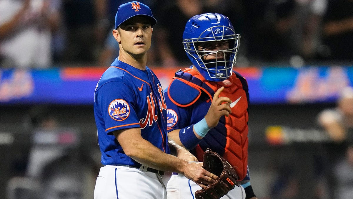 David Robertson walks with Fransisco Álvarez