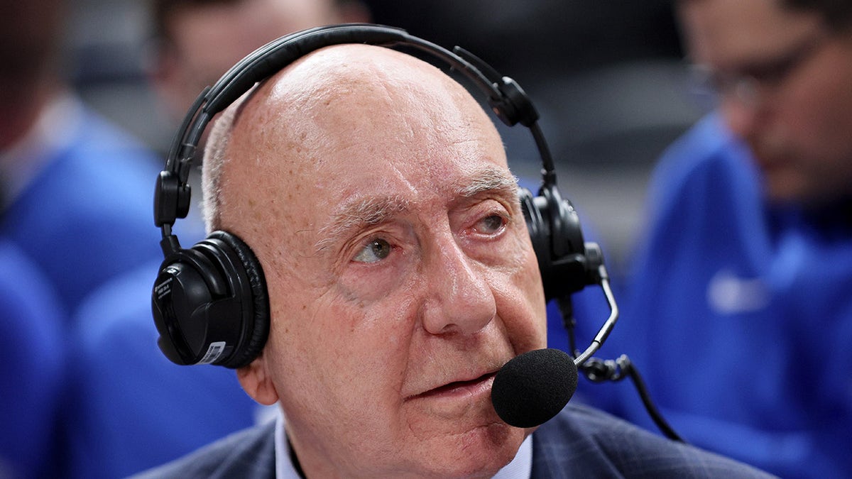 Dick Vitale mendongak