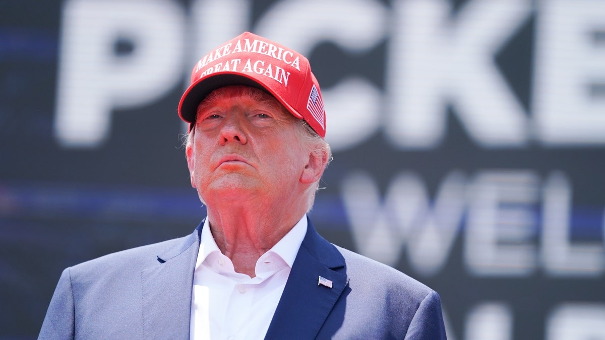 Donald Trump draagt ​​een rode 'make america great again'-hoed