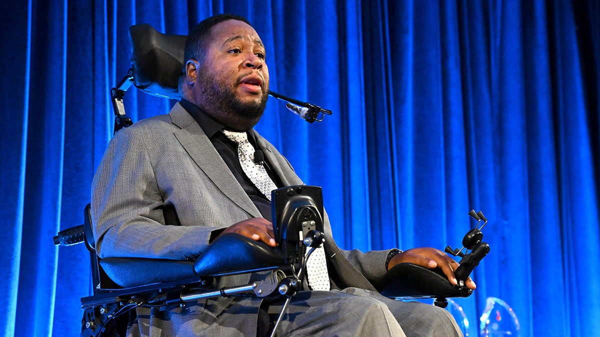 Eric LeGrand berbicara di atas panggung