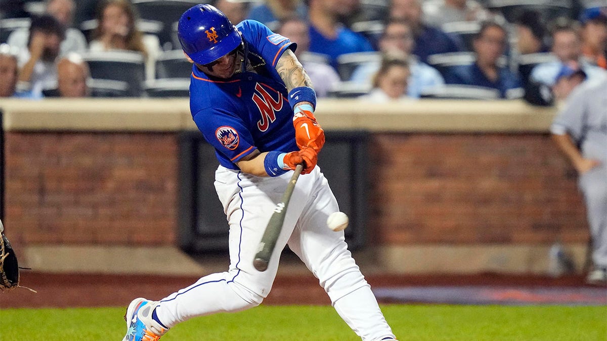 Mets hang on to beat White Sox after nearly blowing seven-run lead