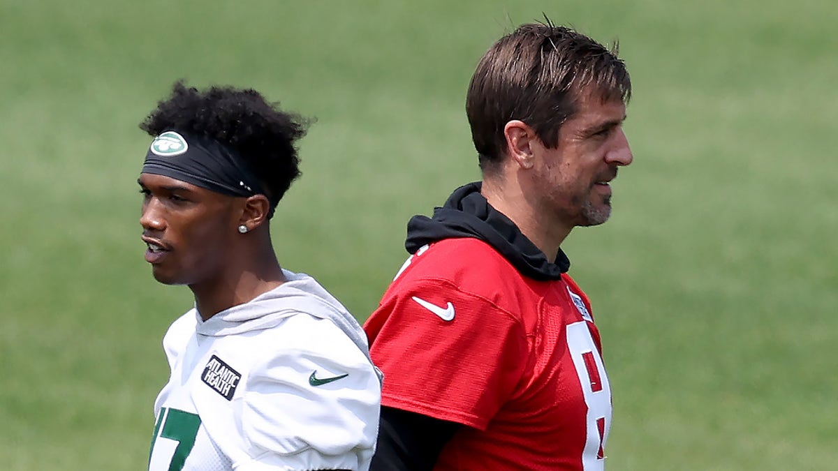 Aaron Rodgers and Garrett Wilson together at practice
