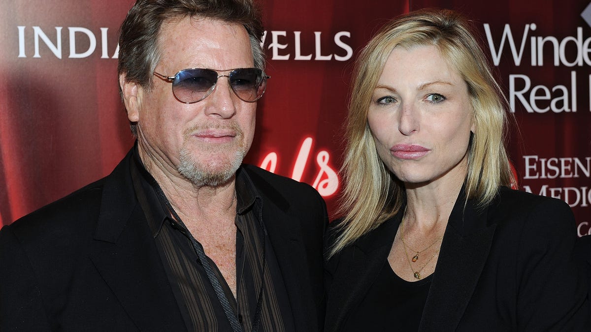 Ryan O'Neal wearing sunglasses posing with Tatum O'Neal