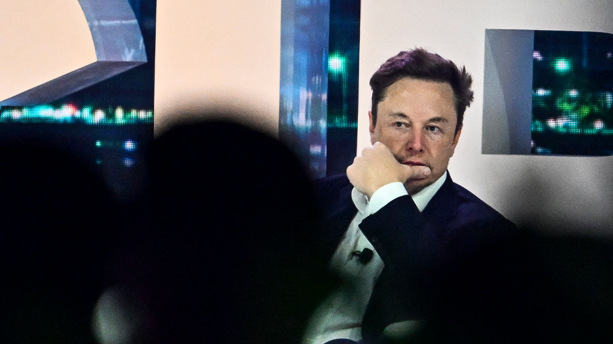 Elon Musk sitting down at conference talking about twitter 2.0