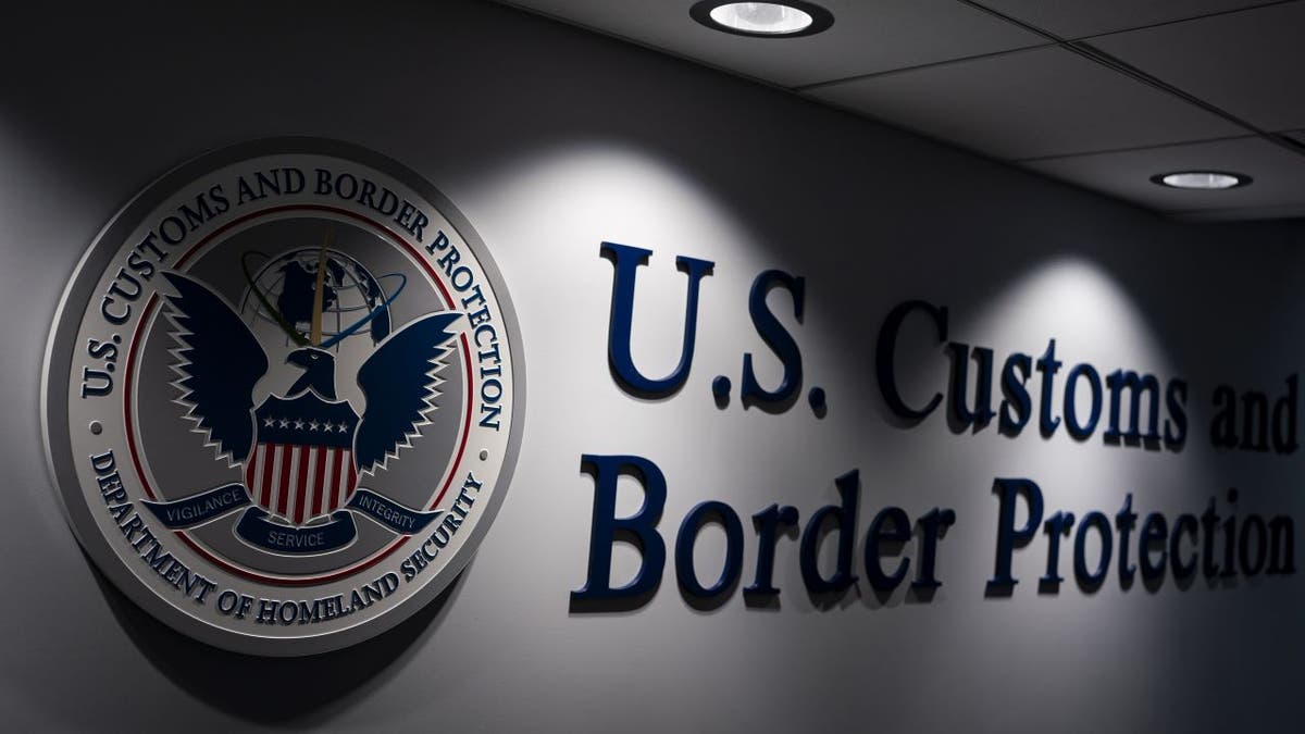 Ex-border Officer Pleads Guilty To Smuggling Migrants Into US ...