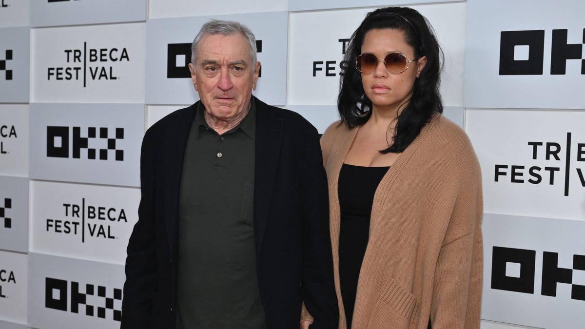 Robert De Niro tiene la mano di Tiffany Chen sul tappeto