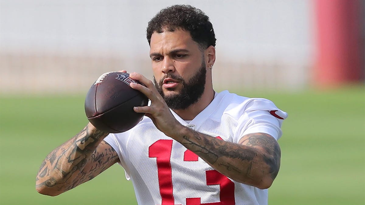 Mike Evans goes through a drill at minicamp