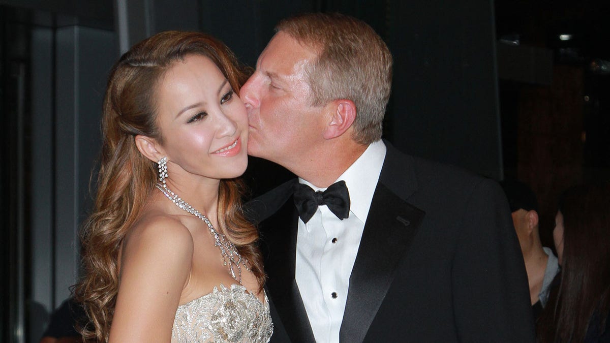 Coco Lee receives a kiss from husband Bruce Rockowitz