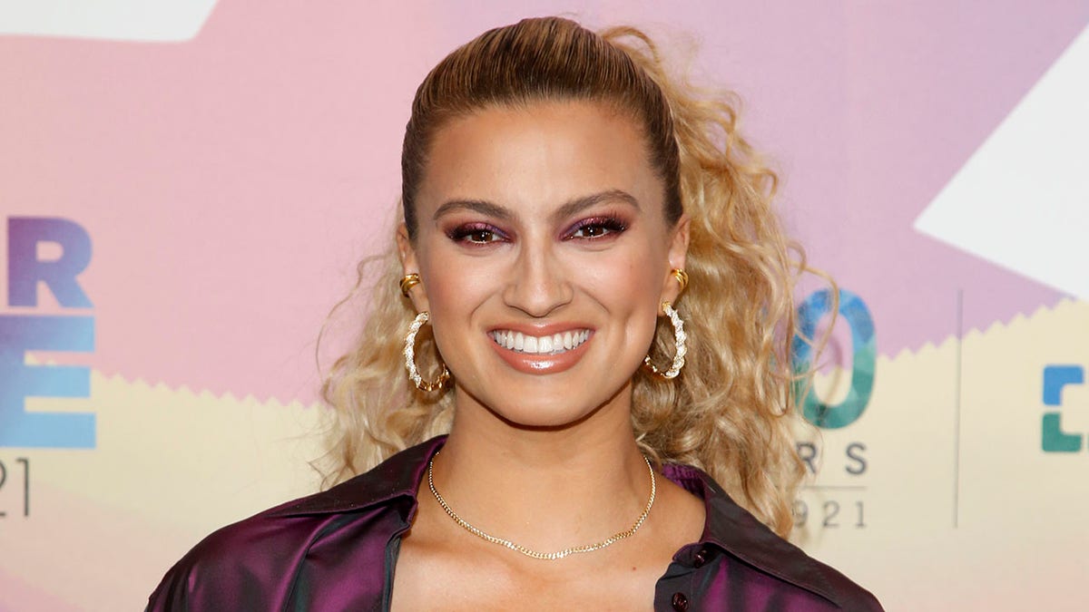 Tori Kelly red carpet