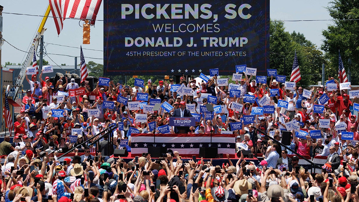 Trump Draws Massive Crowd Of At Least 50K In Small South Carolina Town ...