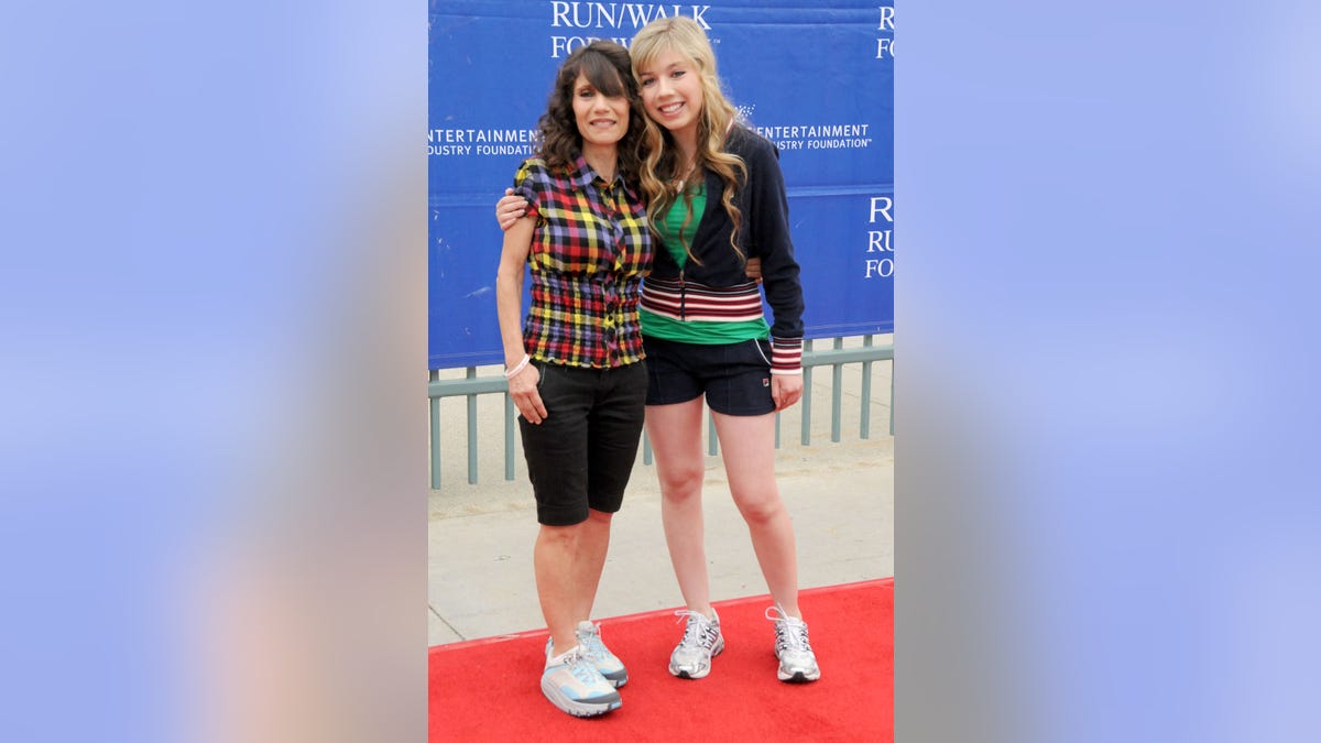 Jennette McCurdy with her mom, Debbie