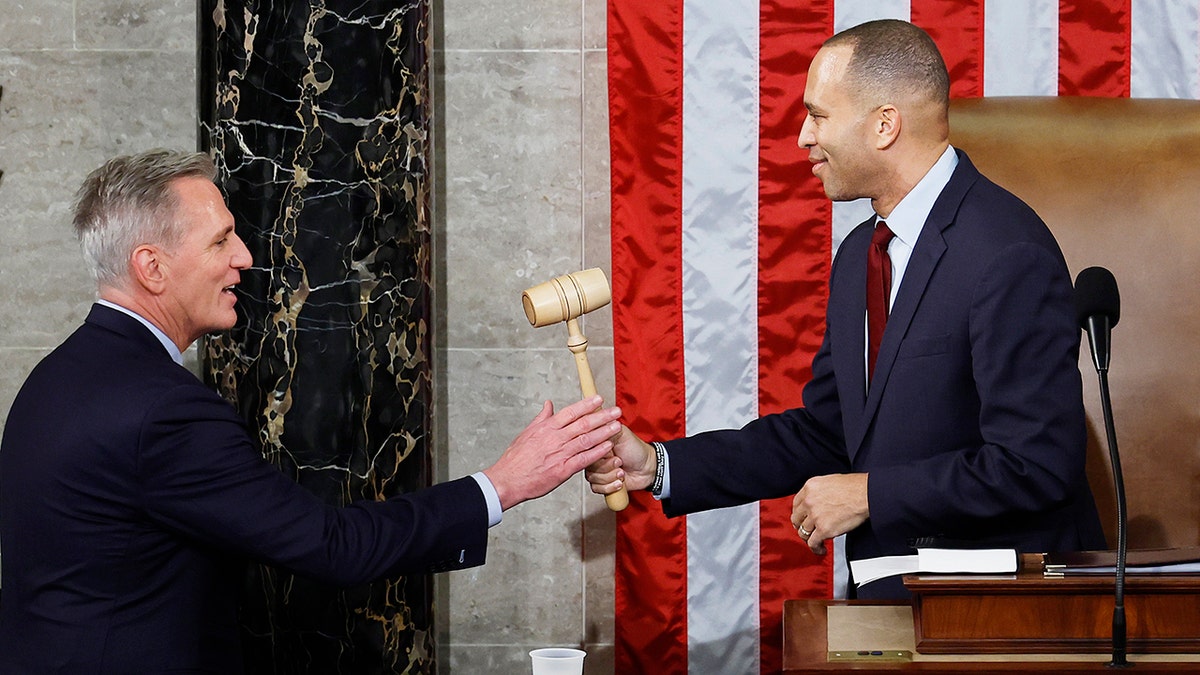 Hakeem Jeffries, Kevin McCarthy gavel passing