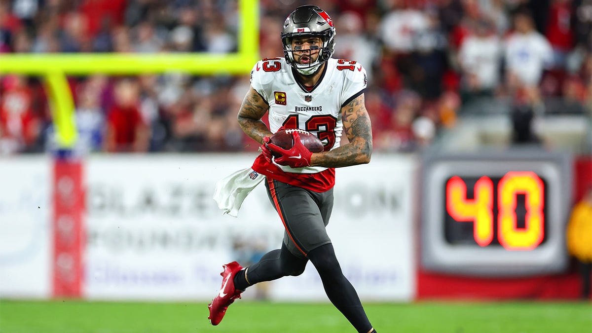 Mike Evans plays against the Cowboys