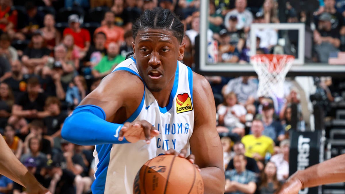 Jalen Williams dribbles the ball during a Summer League game