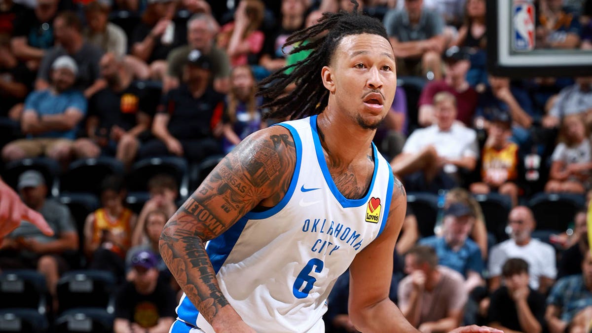 Jaylin Williams dribbles the ball during a Summer League game