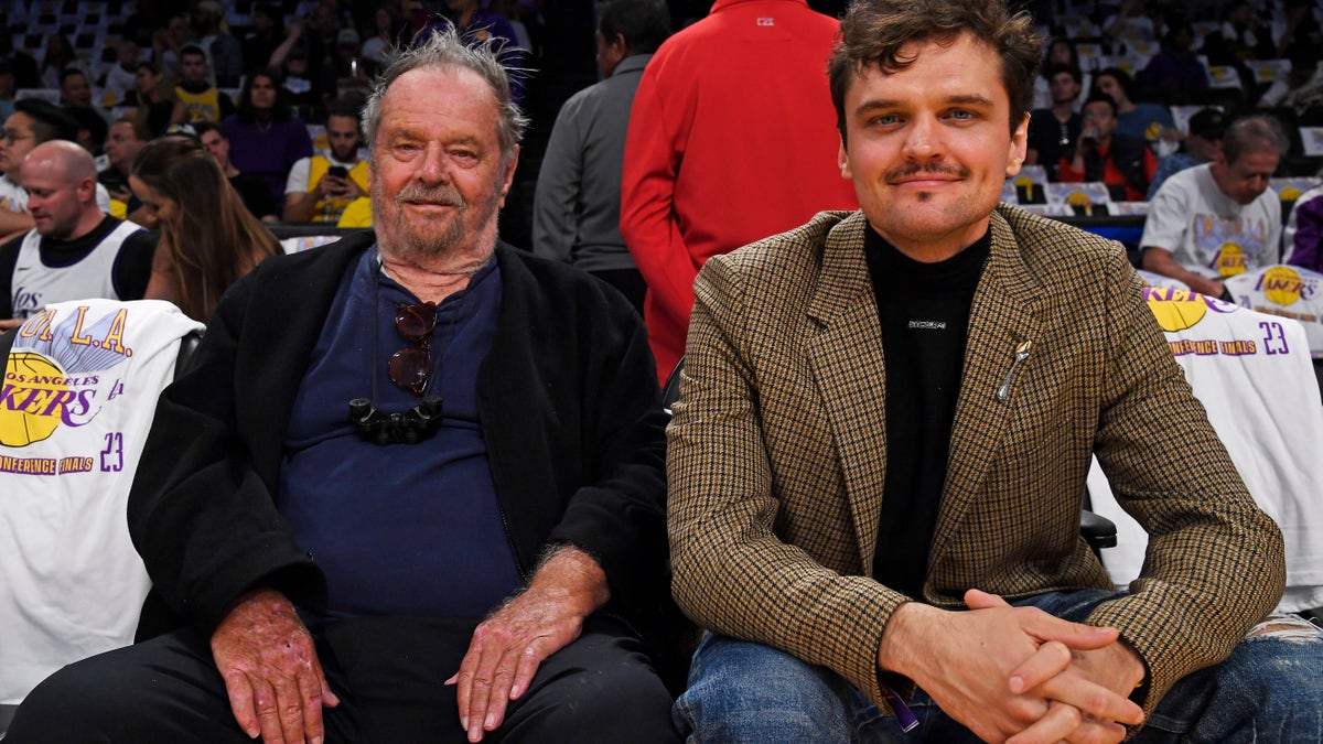 Jack Nicholson sits next to son Ray Nicholson at the Lakers game