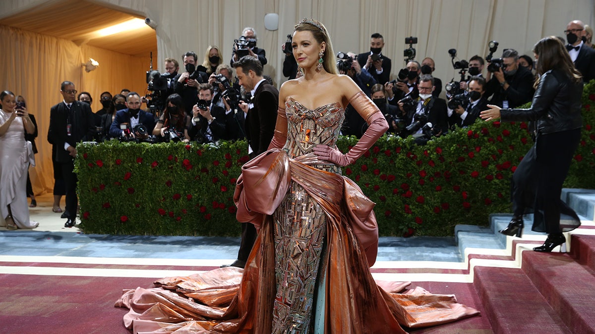 Blake Lively Steps Over Rope At Kensington Palace Museum Exhibit To Fix ...