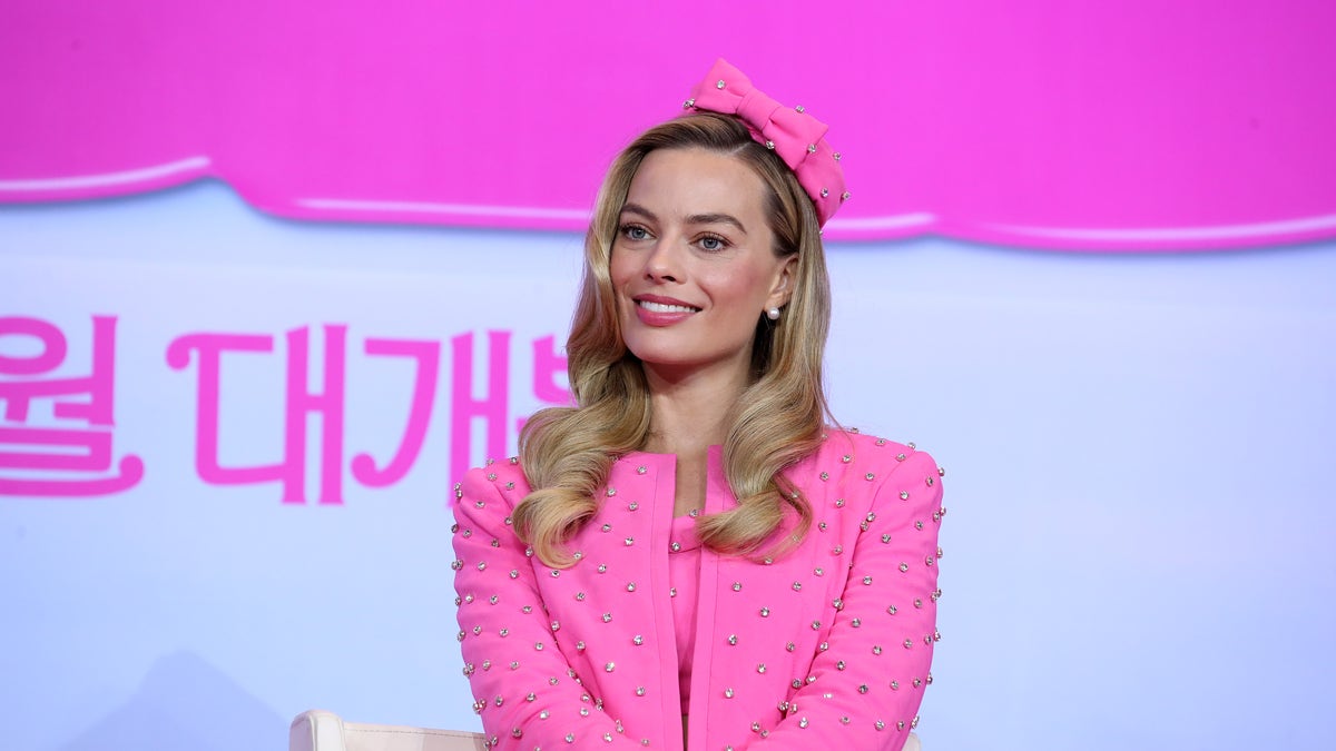 Margot Robbie in pink Barbie outfit