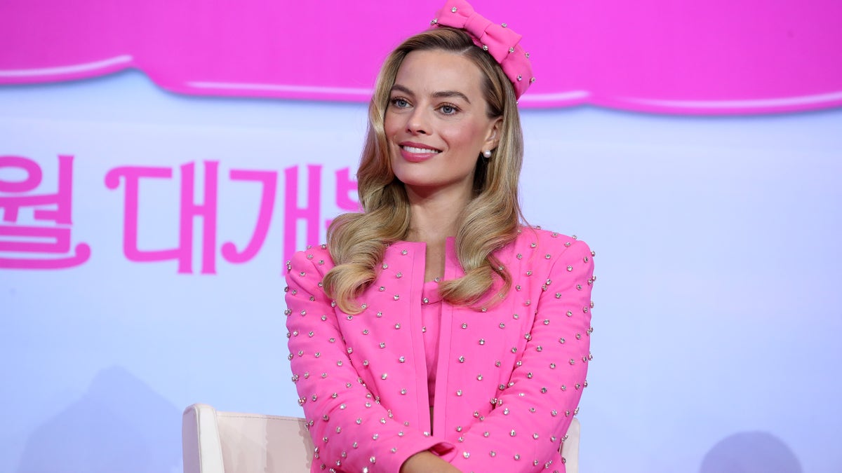 Margot Robbie in pink Barbie outfit