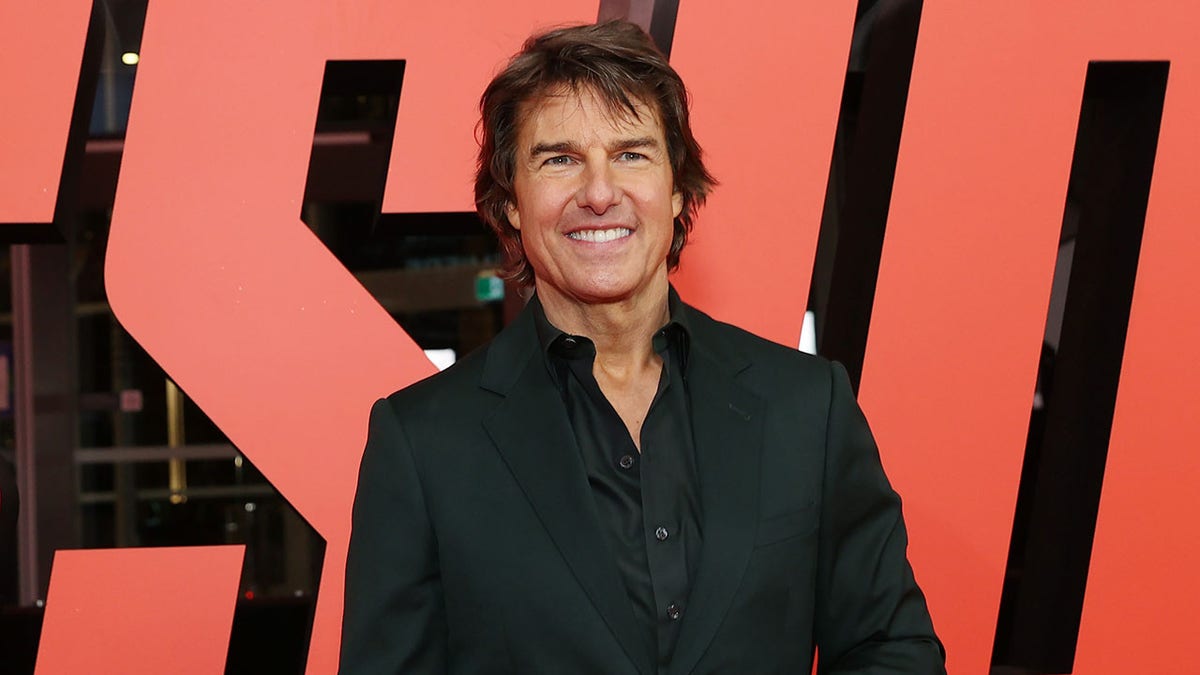 Tom Cruise astatine movie premiere