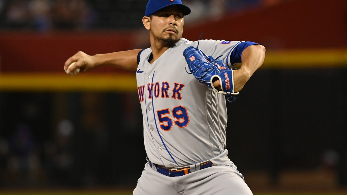 Carlos Carrasco pitches during a Mets game