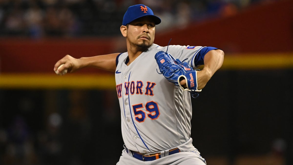 Carlos Carrasco pitches during a Mets game