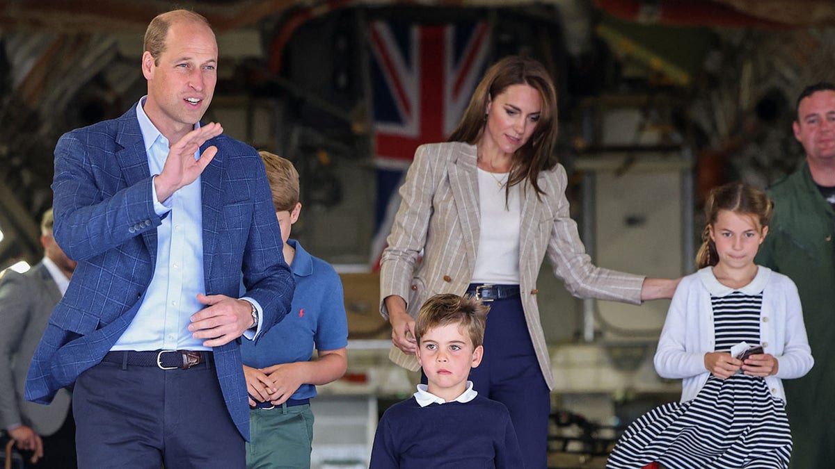 El príncipe Guillermo y Kate Middleton con sus hijos en un gran avión