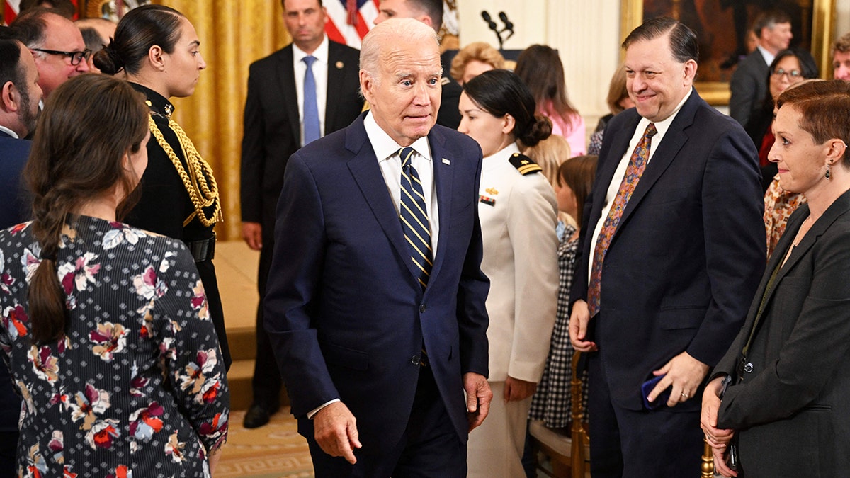 Joe Biden tertawa, mengabaikan pertanyaan tentang kemungkinan pemakzulan oleh anggota DPR dari Partai Republik