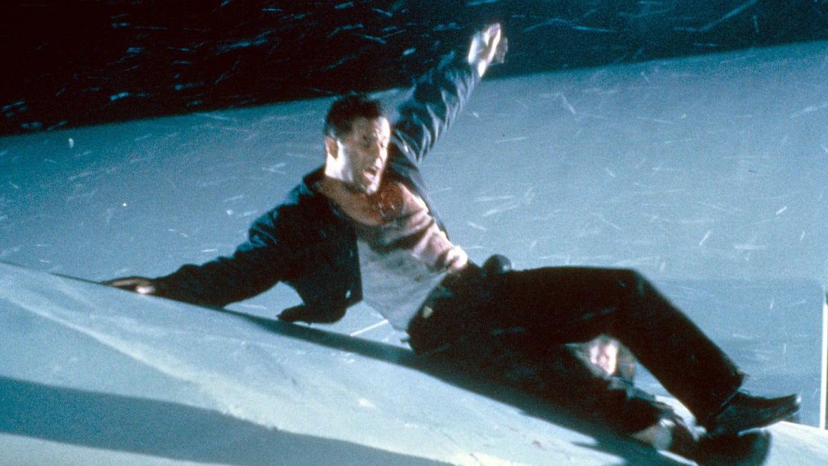 bruce willis sliding down the wing of a plane in die hard 2