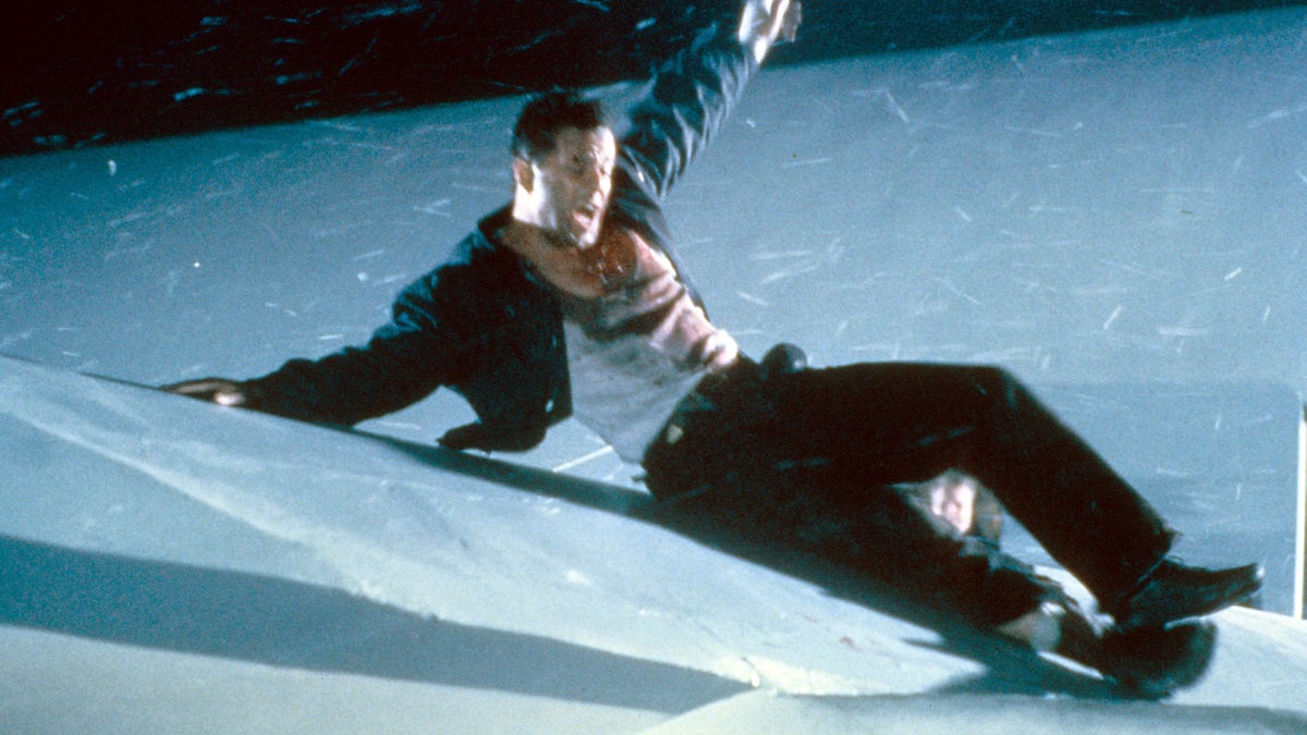 bruce willis sliding down the wing of a plane in die hard 2